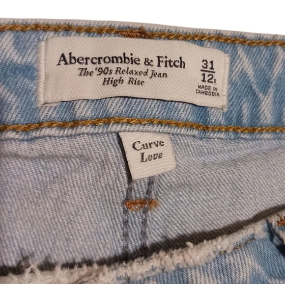 A&F Curve Love 90s Relaxed Fit High Rise Jeans Light Wash - Picture 13 of 15